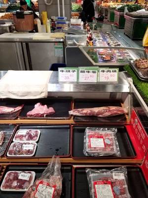 秀山佳慧超市,预包装食品重新称重,包装袋按牛肉价卖?